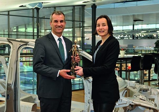 Franziska Moennig, Direktorin des Präsidiums Automotive Circle International, übergab heute Albrecht Reimold, Werkleiter Neckarsulm, den Euro Car Body Award.